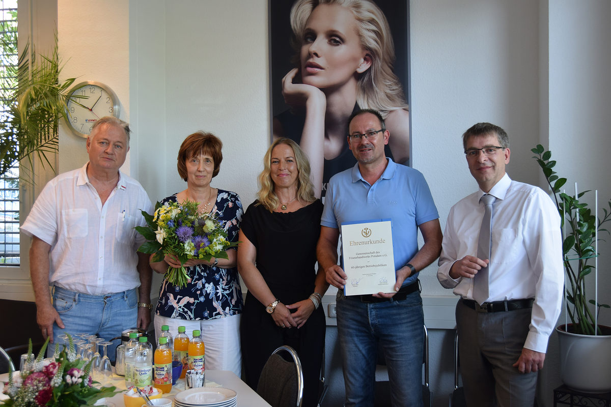 v.l.n.r. Burkhard Ehlert, Vizepräsident HWK Potsdam, Ilona Barfknecht, Vorstandsmitglied der Genossenschaft, Diana Mehnert, Aufsichtsrätin der Genossenschaft und Filialleiterin der Filiale in Potsdam-Waldstadt, Geschäftsführer Friseurmeister Ingo Thalmann und Ralph Bührig, Hauptgeschäftsführer HWK Potsdam v.l.n.r. Burkhard Ehlert, Vizepräsident HWK Potsdam, Ilona Barfknecht, Vorstandsmitglied der Genossenschaft, Diana Mehnert, Aufsichtsrätin der Genossenschaft und Filialleiterin der Filiale in Potsdam-Waldstadt, Geschäftsführer Friseurmeister Ingo Thalmann und Ralph Bührig, Hauptgeschäftsführer HWK Potsdam