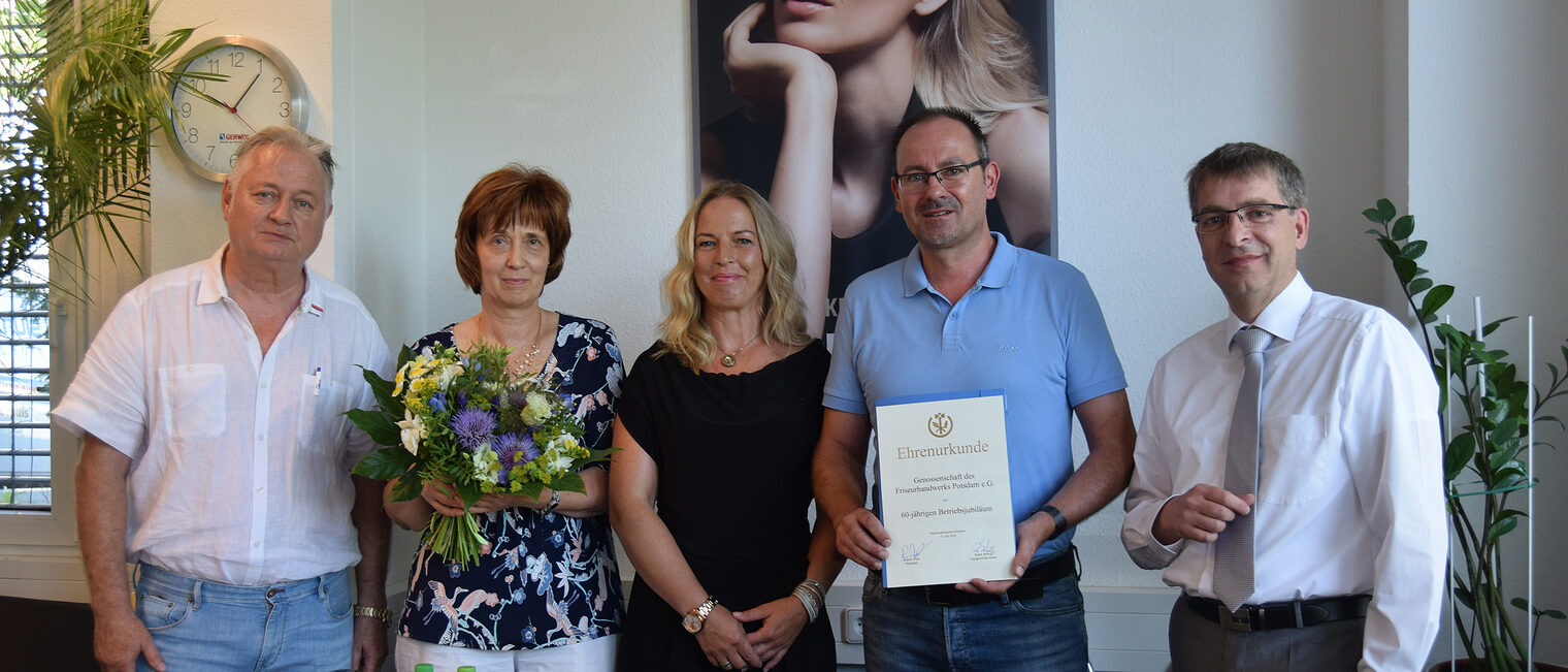 v.l.n.r. Burkhard Ehlert, Vizepräsident HWK Potsdam, Ilona Barfknecht, Vorstandsmitglied der Genossenschaft, Diana Mehnert, Aufsichtsrätin der Genossenschaft und Filialleiterin der Filiale in Potsdam-Waldstadt, Geschäftsführer Friseurmeister Ingo Thalmann und Ralph Bührig, Hauptgeschäftsführer HWK Potsdam