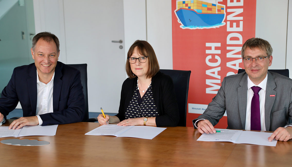 v.l.n.r. Mario Tobias, Hauptgeschäftsführer der IHK Potsdam; Beate Günther, Geschäftsführerin des Netzwerks Zukunft; Ralph Bührig, Hauptgeschäftsführer der HWK Potsdam v.l.n.r. Mario Tobias, Hauptgeschäftsführer der IHK Potsdam; Beate Günther, Geschäftsführerin des Netzwerks Zukunft; Ralph Bührig, Hauptgeschäftsführer der HWK Potsdam