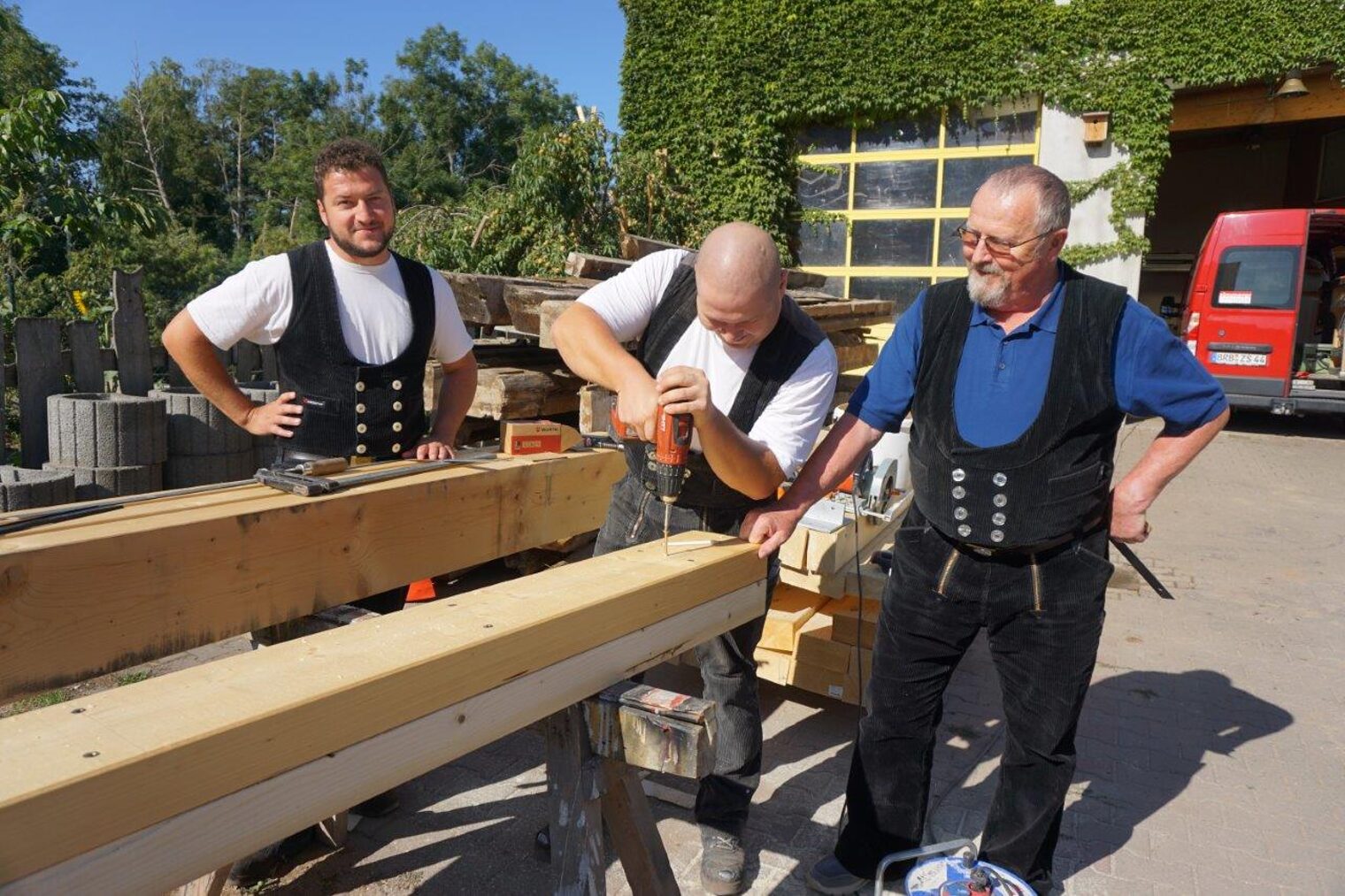 Klassischer Familienbetrieb: Mit seinen beiden Söhnen wirbt Zimmerermeister Ralf Steffen um Kunden