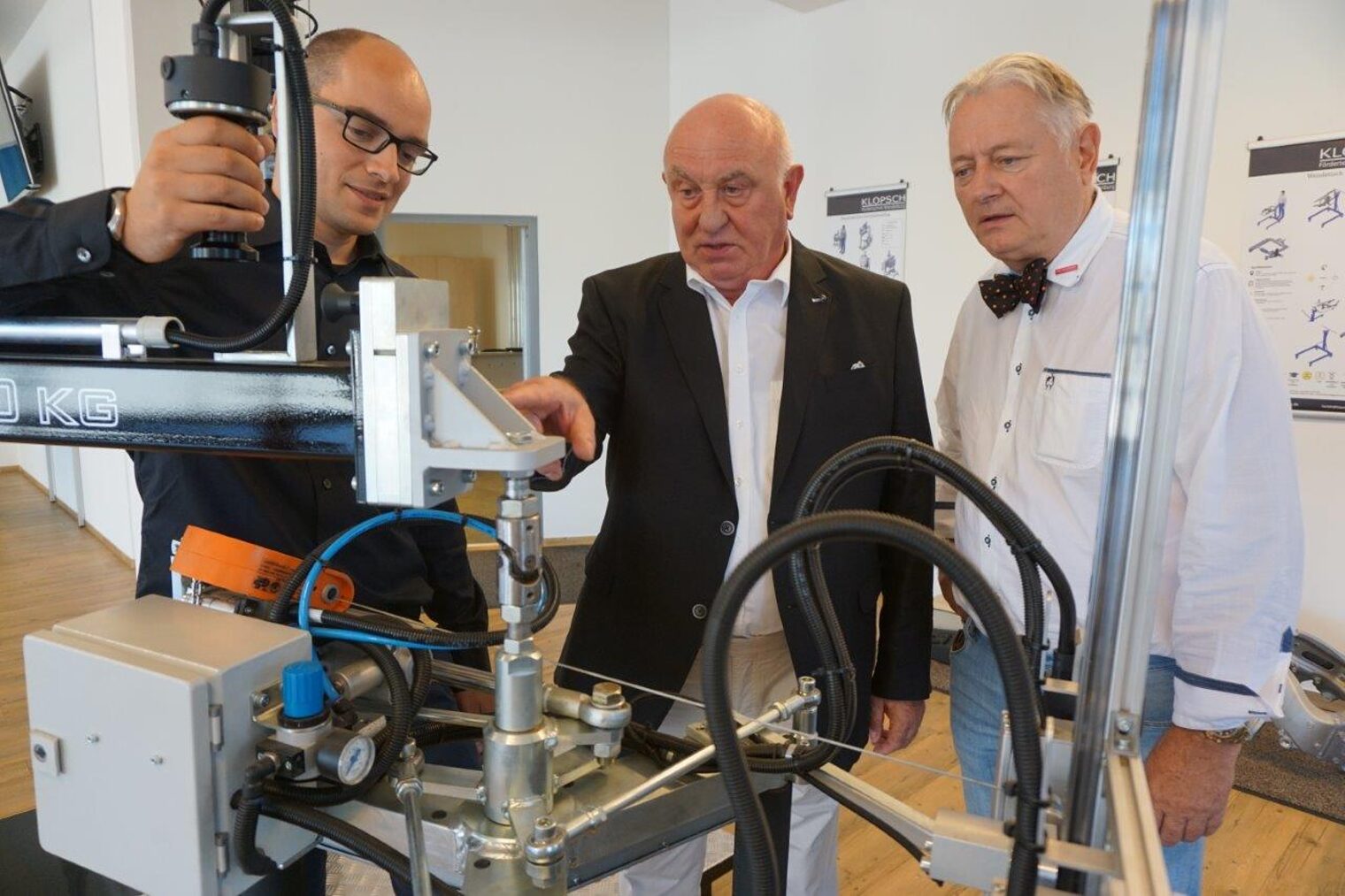 Stolzer Mittelstand: Unternehmensgründer Kurt Klopsch (Mitte) und Geschäftsführer Udo Raeuber (links) präsentieren Vizepräsident Burghard Ehlert ihre neueste Entwicklung, mit der man schwere Bauteile wie Getriebe und Autoreifen ohne Kraftaufwand manuell greifen, heben und schwenken kann. Die Ing. Kurt Klopsch Fördertechnik begeht im September ihr 100. Jubiläum Stolzer Mittelstand: Unternehmensgründer Kurt Klopsch (Mitte) und Geschäftsführer Udo Raeuber (links) präsentieren Vizepräsident Burghard Ehlert ihre neueste Entwicklung, mit der man schwere Bauteile wie Getriebe und Autoreifen ohne Kraftaufwand manuell greifen, heben und schwenken kann. Die Ing. Kurt Klopsch Fördertechnik begeht im September ihr 100. Jubiläum