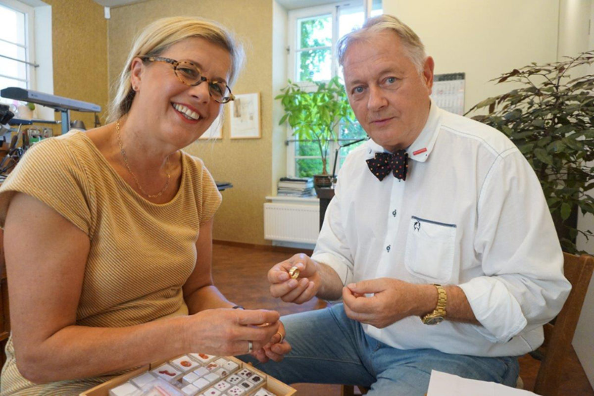 Burghard Ehlert, Vizepräsident der Handwerkskammer, bei der Schmuckwerkstatt & Galerie Heike Burgemann, Brandenburg an der Havel Burghard Ehlert, Vizepräsident der Handwerkskammer, bei der Schmuckwerkstatt & Galerie Heike Burgemann, Brandenburg an der Havel