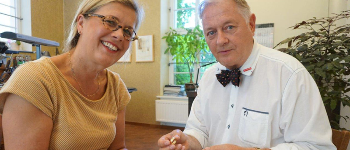 Burghard Ehlert, Vizepräsident der Handwerkskammer, bei der Schmuckwerkstatt & Galerie Heike Burgemann, Brandenburg an der Havel Burghard Ehlert, Vizepräsident der Handwerkskammer, bei der Schmuckwerkstatt & Galerie Heike Burgemann, Brandenburg an der Havel