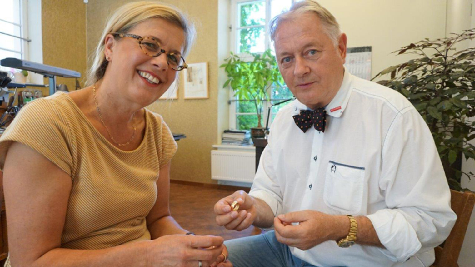 Burghard Ehlert, Vizepräsident der Handwerkskammer, bei der Schmuckwerkstatt & Galerie Heike Burgemann, Brandenburg an der Havel