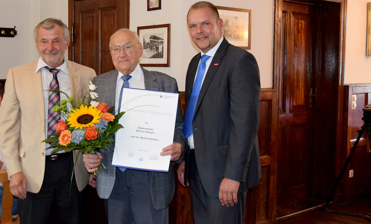 v.l.n.r. Rolf-Michael Schmidtke (Obermeister Bäcker- und Konditoreninnung Potsdam), Bäckermeister Werner Zillmann, Robert Wüst (Präsident der Handwerkskammer Potsdam) v.l.n.r. Rolf-Michael Schmidtke (Obermeister Bäcker- und Konditoreninnung Potsdam), Bäckermeister Werner Zillmann, Robert Wüst (Präsident der Handwerkskammer Potsdam)