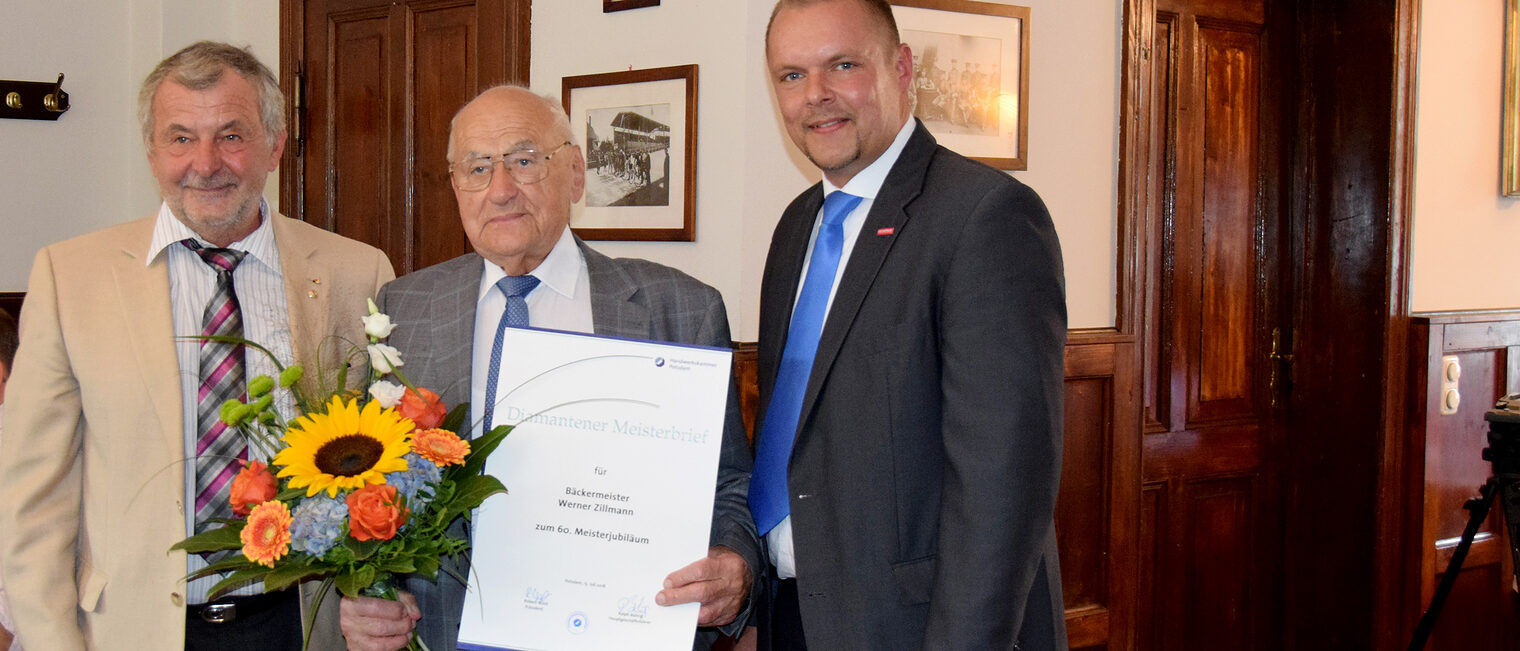 v.l.n.r. Rolf-Michael Schmidtke (Obermeister Bäcker- und Konditoreninnung Potsdam), Bäckermeister Werner Zillmann, Robert Wüst (Präsident der Handwerkskammer Potsdam)