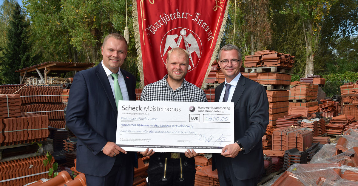 v. l.n.r. Kammerpräsident Robert Wüst, Dachdeckermeister Daniel Kusmiercyk, Wirtschaftsminister Albrecht Gerber v. l.n.r. Kammerpräsident Robert Wüst, Dachdeckermeister Daniel Kusmiercyk, Wirtschaftsminister Albrecht Gerber