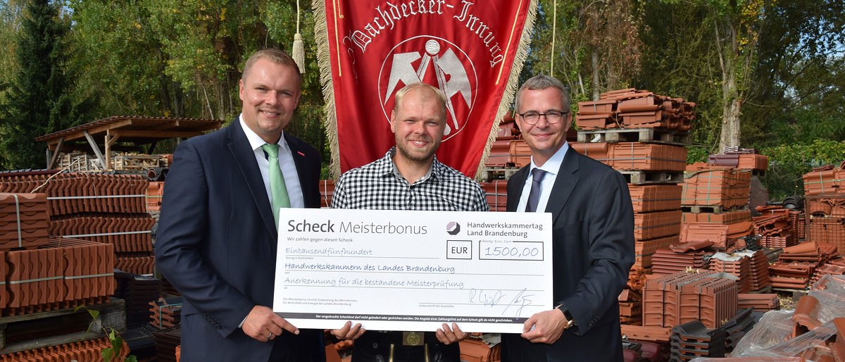 v. l.n.r. Kammerpräsident Robert Wüst, Dachdeckermeister Daniel Kusmiercyk, Wirtschaftsminister Albrecht Gerber v. l.n.r. Kammerpräsident Robert Wüst, Dachdeckermeister Daniel Kusmiercyk, Wirtschaftsminister Albrecht Gerber