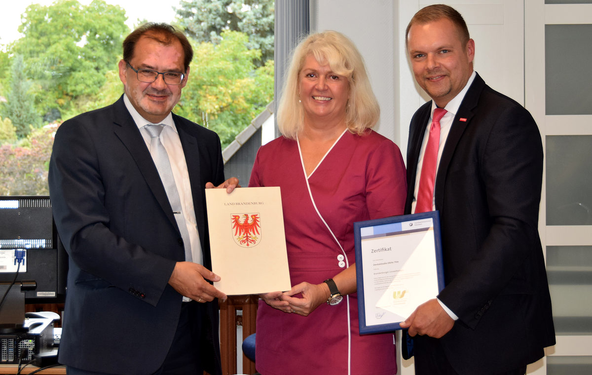 v.l.n.r. Jörg Vogelsänger (Umweltminister Land Brandenburg), Dörte Thie, Robert Wüst (Präsident der Handwerkskammer Potsdam) v.l.n.r. Jörg Vogelsänger (Umweltminister Land Brandenburg), Dörte Thie, Robert Wüst (Präsident der Handwerkskammer Potsdam)