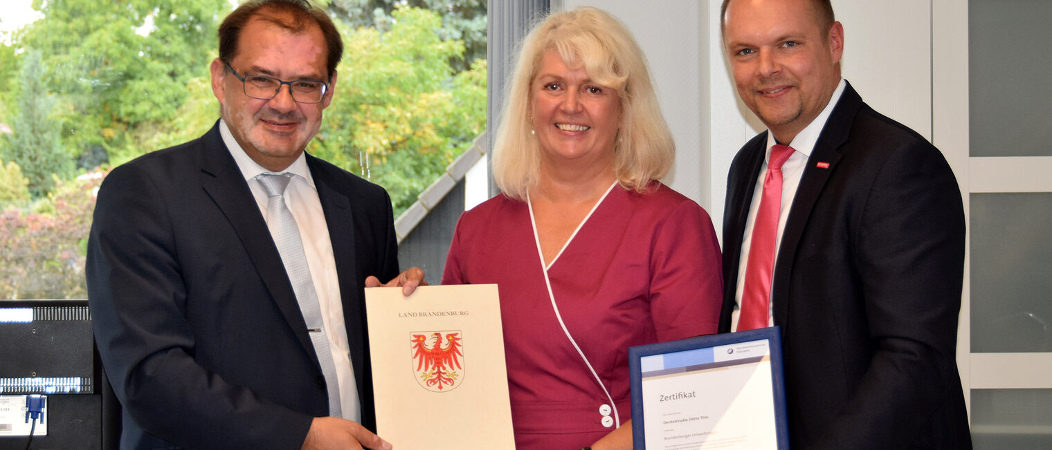 v.l.n.r. Jörg Vogelsänger (Umweltminister Land Brandenburg), Dörte Thie, Robert Wüst (Präsident der Handwerkskammer Potsdam) v.l.n.r. Jörg Vogelsänger (Umweltminister Land Brandenburg), Dörte Thie, Robert Wüst (Präsident der Handwerkskammer Potsdam)