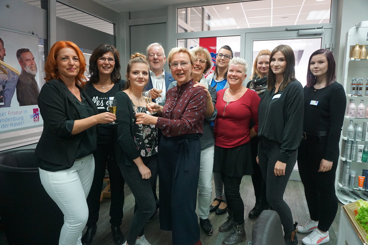 Fachkräfte und Lehrlinge aus dem Team der Neuen Linie Friseur und Kosmetik GmbH mit Geschäftsführerin Brita Meißner (5.v.l.) und dem ehemaligen Geschäftsführer Eberhard Nitze (4.v.l.). Fachkräfte und Lehrlinge aus dem Team der Neuen Linie Friseur und Kosmetik GmbH mit Geschäftsführerin Brita Meißner (5.v.l.) und dem ehemaligen Geschäftsführer Eberhard Nitze (4.v.l.).