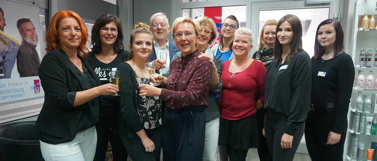 Fachkräfte und Lehrlinge aus dem Team der Neuen Linie Friseur und Kosmetik GmbH mit Geschäftsführerin Brita Meißner (5.v.l.) und dem ehemaligen Geschäftsführer Eberhard Nitze (4.v.l.). Fachkräfte und Lehrlinge aus dem Team der Neuen Linie Friseur und Kosmetik GmbH mit Geschäftsführerin Brita Meißner (5.v.l.) und dem ehemaligen Geschäftsführer Eberhard Nitze (4.v.l.).