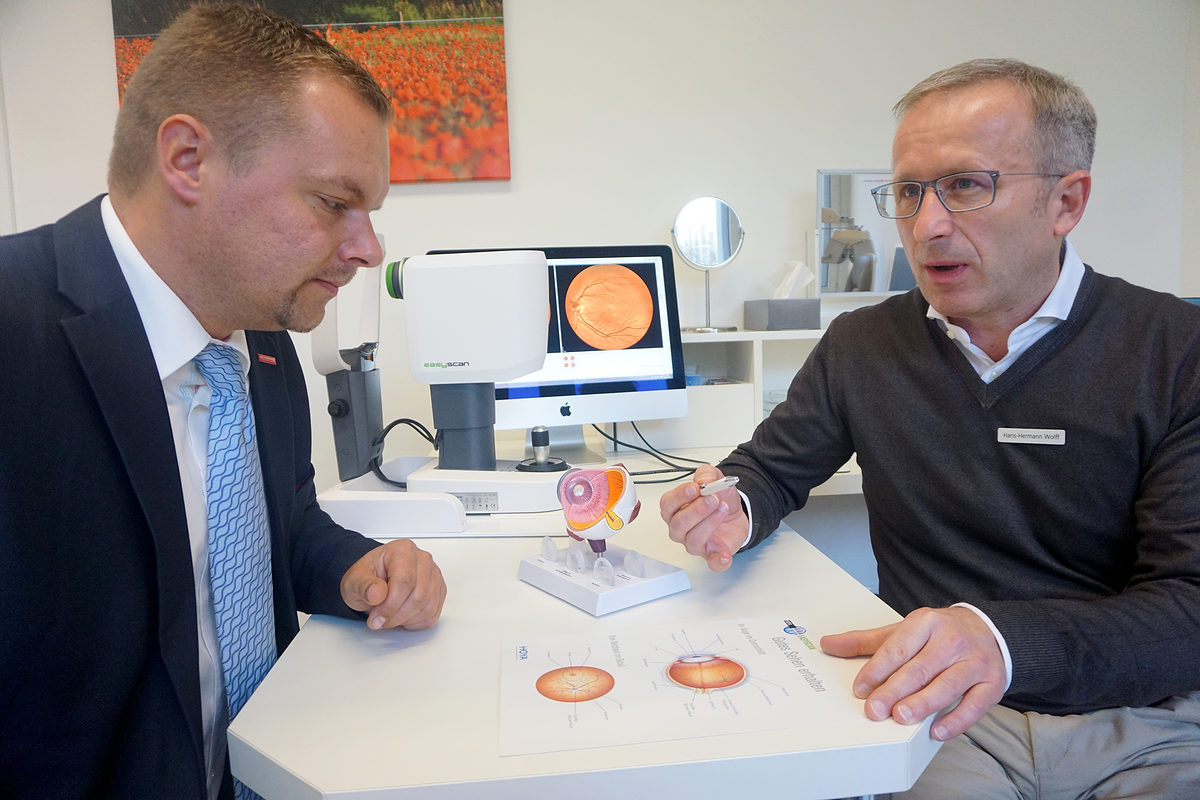 Handwerkskammerpräsident Robert Wüst zu Besuch bei der Firma Wolff Optik GmbH, Teltow Handwerkskammerpräsident Robert Wüst zu Besuch bei der Firma Wolff Optik GmbH, Teltow