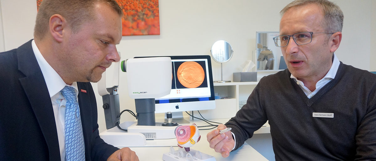 Handwerkskammerpräsident Robert Wüst zu Besuch bei der Firma Wolff Optik GmbH, Teltow Handwerkskammerpräsident Robert Wüst zu Besuch bei der Firma Wolff Optik GmbH, Teltow