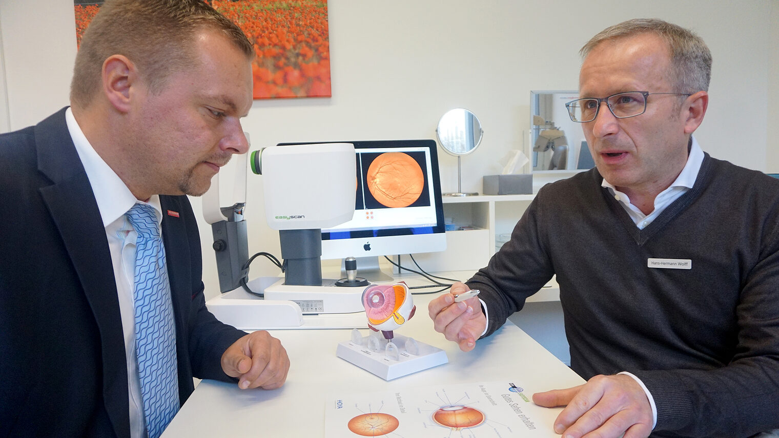 Handwerkskammerpräsident Robert Wüst zu Besuch bei der Firma Wolff Optik GmbH, Teltow