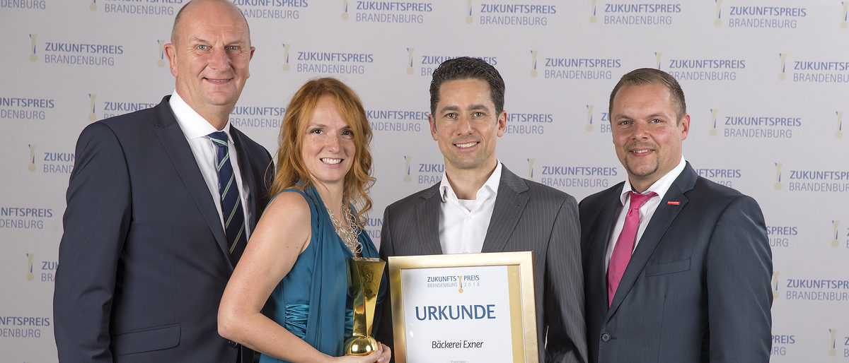 Neuhardenberg, 09.11.2018 - Zukunftspreis 2018 Baeckerei Exner v.l.n.r. Ministerpraesident Dr. Dietmar Woitke, Kathleen Exner, Tobias Exner und Robert Wuest, Praesident der HWK Potsdam. Tel 0335 62472 mobil: 01714128887 mail: winfried.mausolf@t-on