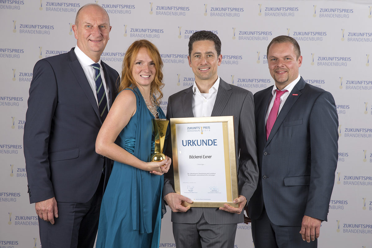 Neuhardenberg, 09.11.2018 - Zukunftspreis 2018 Baeckerei Exner v.l.n.r. Ministerpraesident Dr. Dietmar Woitke, Kathleen Exner, Tobias Exner und Robert Wuest, Praesident der HWK Potsdam. Tel 0335 62472 mobil: 01714128887 mail: winfried.mausolf@t-on