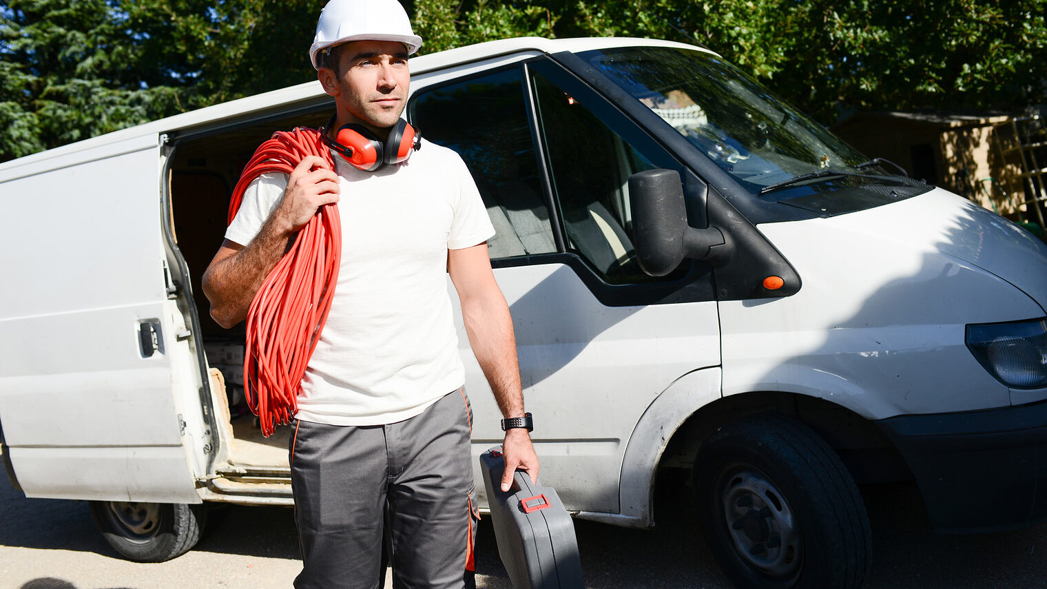 young electrician artisan taking tools out of his professional truck van Schlagwort(e): electrician, van, maintenance, construction, worker, site, man, job, artisan, craftsman, tools, drill, professional truck, work, builder, professional, industry, contractor, people, occupation, building, labor, foreman, person, helmet, engineer, caucasian, adult, male, manual, renovation, staff, handyman, business, profession, employment, young, cement, uniform, enterprise, entrepreneur, overhaul, masonry, handsome, workman, technician, tough, construction worker, company