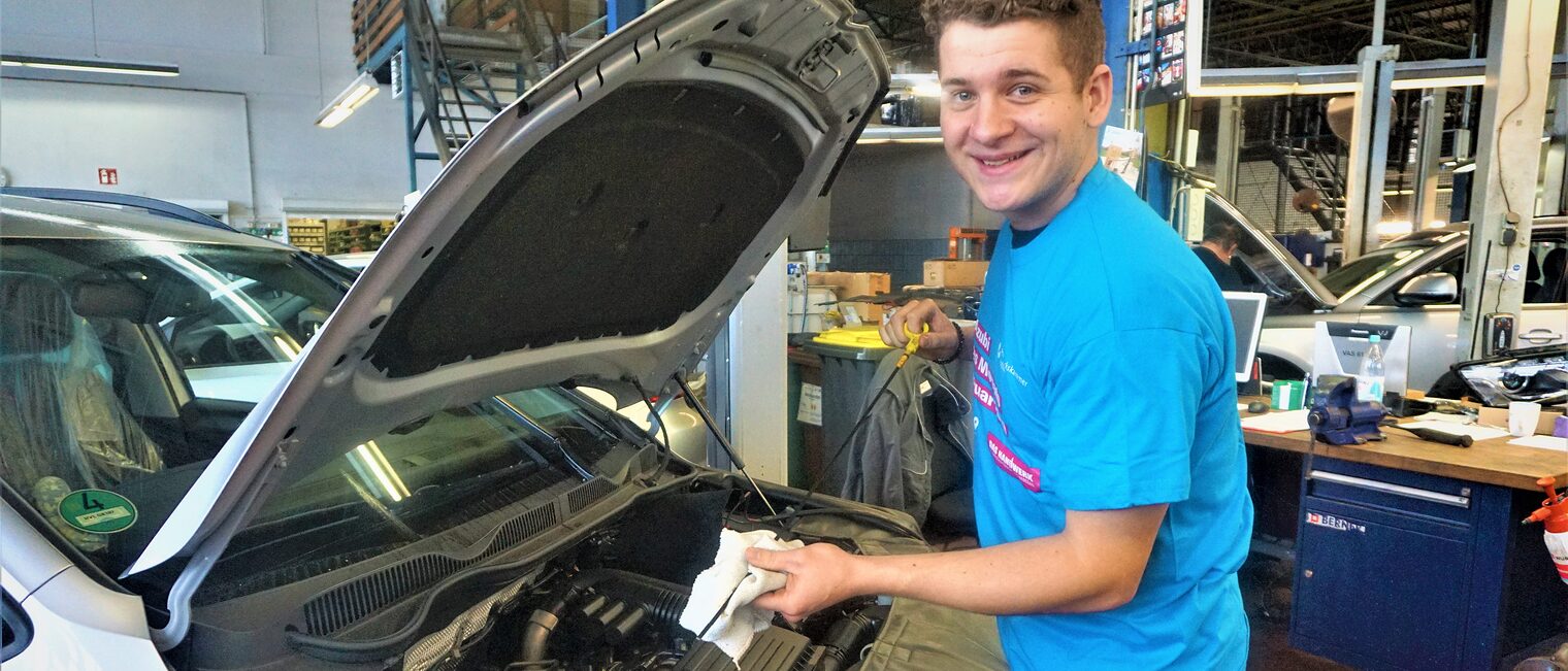 Moritz Velden angehender Kfz-Mechatroniker im Autohaus Dallgow GmbH Moritz Velden angehender Kfz-Mechatroniker im Autohaus Dallgow GmbH