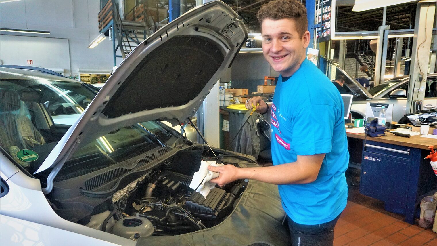 Moritz Velden angehender Kfz-Mechatroniker im Autohaus Dallgow GmbH