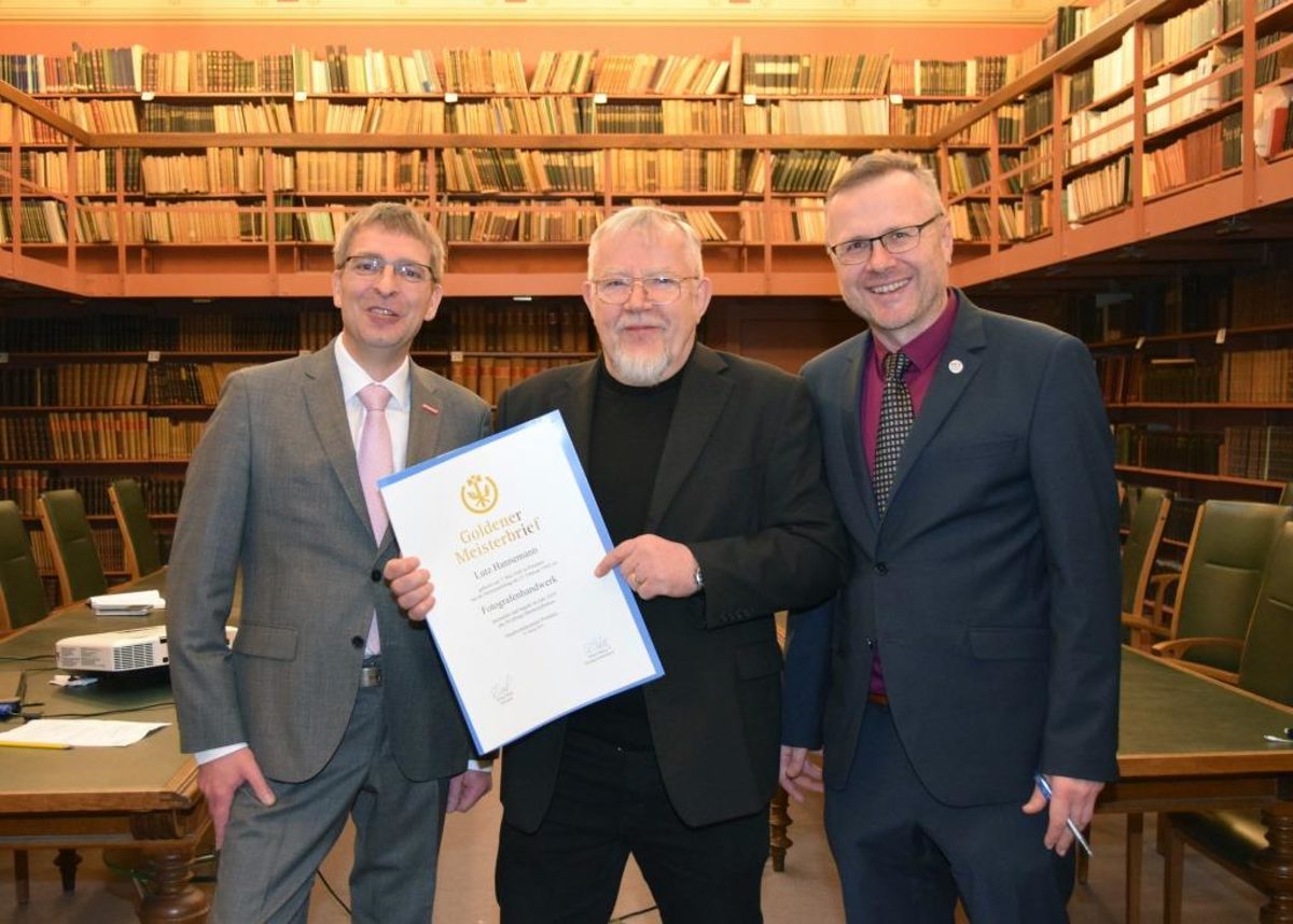 von links: Ralph Bührig, Hauptgeschäftsführer der HWK Potsdam, Fotografenmeister Lutz Hannemann, Josef Zens, Pressesprecher GFZ von links: Ralph Bührig, Hauptgeschäftsführer der HWK Potsdam, Fotografenmeister Lutz Hannemann, Josef Zens, Pressesprecher GFZ