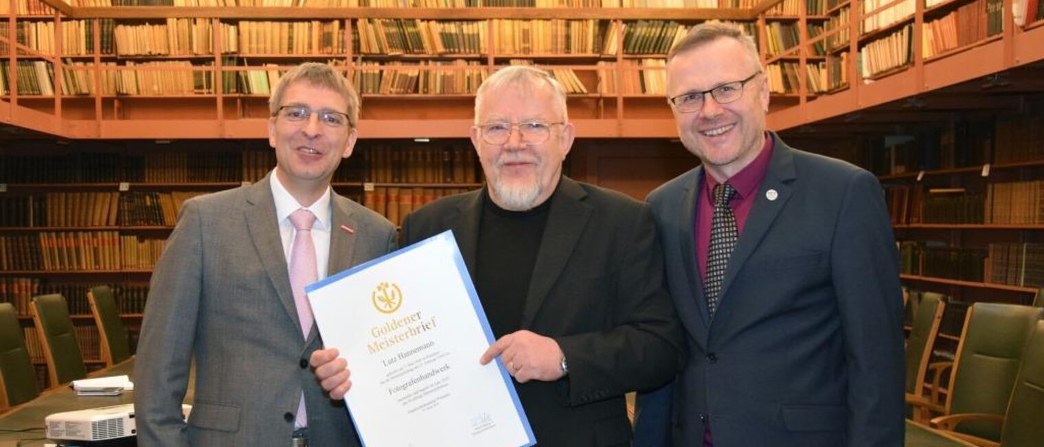 von links: Ralph Bührig, Hauptgeschäftsführer der HWK Potsdam, Fotografenmeister Lutz Hannemann, Josef Zens, Pressesprecher GFZ