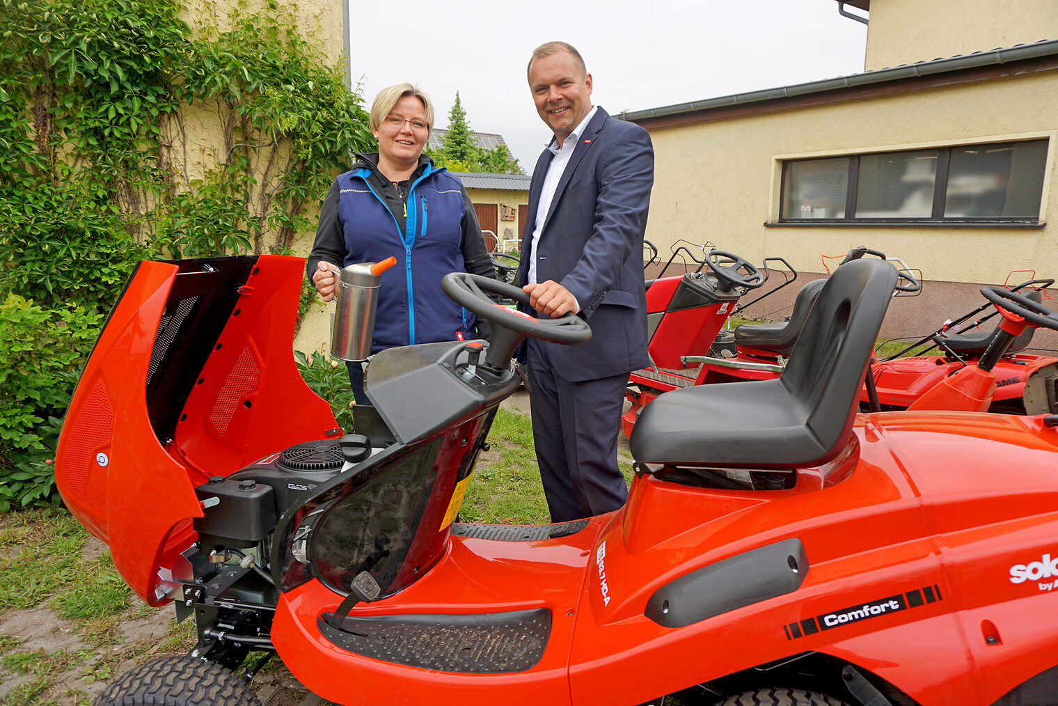 Landmaschinenmechanikermeisterin Stephanie Deutschmann und Handwerkskammerpräsident Robert Wüst