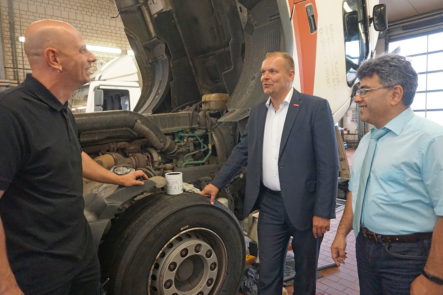 Jörg Nickel (l.) und Fahraddin Dadashov (r.) von der Ruppiner Fahrzeugbau GmbH aus Neuruppin diskutierten mit Handwerkskammer-Präsident Robert Wüst (m.) über aktuelle Herausforderungen