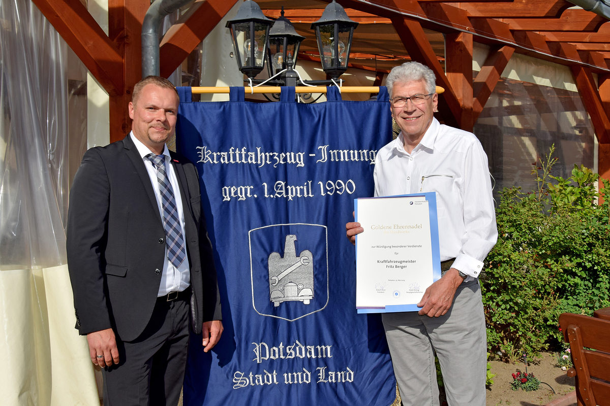 Handwerkskammerpräsident Robert Wüst und Kraftfahrzeugtechniker-Meister Fritz Berger Handwerkskammerpräsident Robert Wüst und Kraftfahrzeugtechniker-Meister Fritz Berger