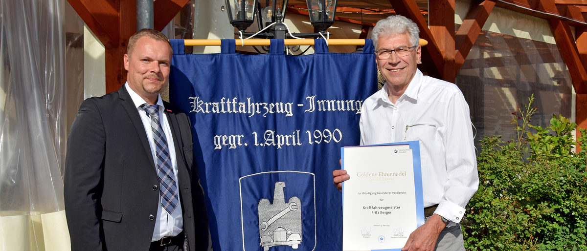 Handwerkskammerpräsident Robert Wüst und Kraftfahrzeugtechniker-Meister Fritz Berger Handwerkskammerpräsident Robert Wüst und Kraftfahrzeugtechniker-Meister Fritz Berger