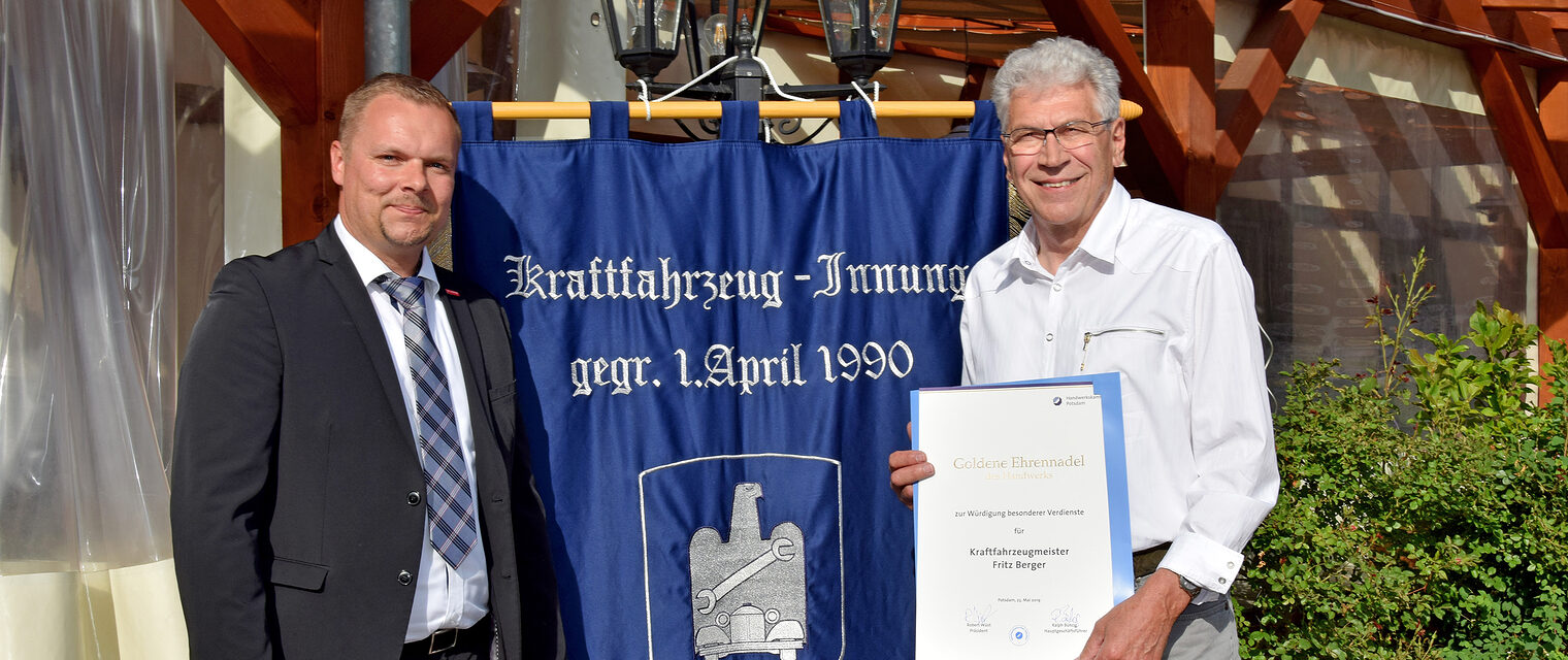 Handwerkskammerpräsident Robert Wüst und Kraftfahrzeugtechniker-Meister Fritz Berger