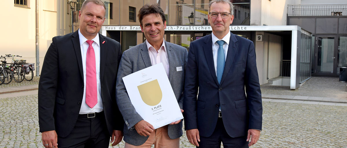 Preisträger Klaus-Peter Gust von der SIK-Holzgestaltungs GmbH (m), Robert Wüst, Präsident der Handwerkskammer Potsdam (l) und Hendrik Fischer, Staatssekretär im Ministerium für Wirtschaft und Energie (r) Preisträger Klaus-Peter Gust von der SIK-Holzgestaltungs GmbH (m), Robert Wüst, Präsident der Handwerkskammer Potsdam (l) und Hendrik Fischer, Staatssekretär im Ministerium für Wirtschaft und Energie (r)