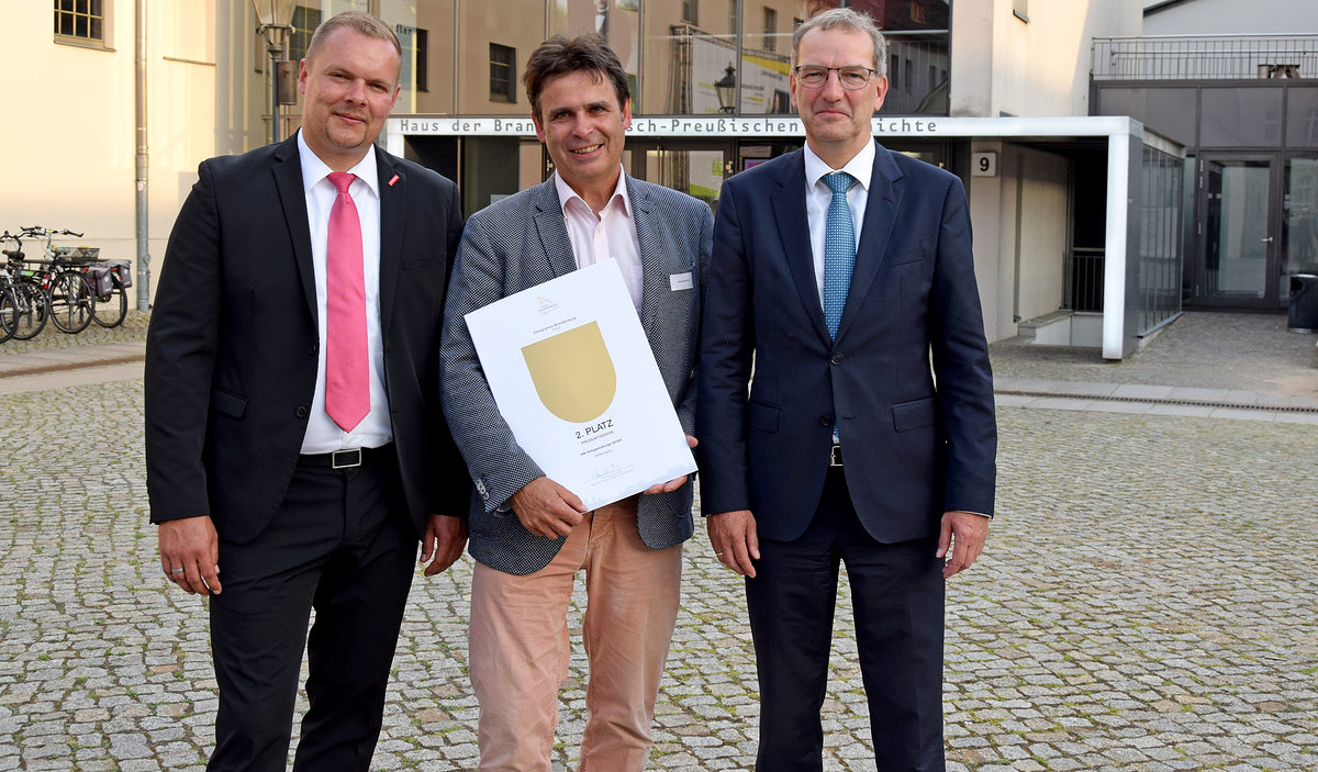 Preisträger Klaus-Peter Gust von der SIK-Holzgestaltungs GmbH (m), Robert Wüst, Präsident der Handwerkskammer Potsdam (l) und Hendrik Fischer, Staatssekretär im Ministerium für Wirtschaft und Energie (r) Preisträger Klaus-Peter Gust von der SIK-Holzgestaltungs GmbH (m), Robert Wüst, Präsident der Handwerkskammer Potsdam (l) und Hendrik Fischer, Staatssekretär im Ministerium für Wirtschaft und Energie (r)