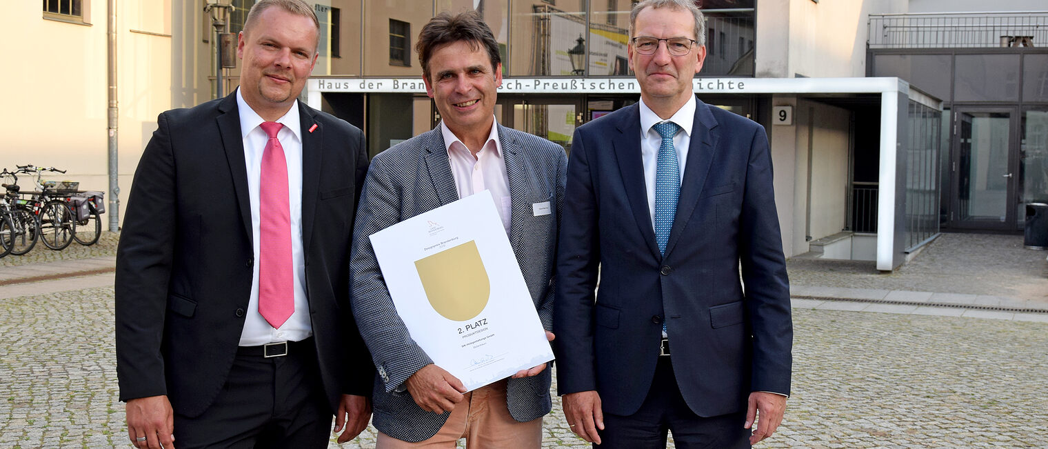 Preisträger Klaus-Peter Gust von der SIK-Holzgestaltungs GmbH (m), Robert Wüst, Präsident der Handwerkskammer Potsdam (l) und Hendrik Fischer, Staatssekretär im Ministerium für Wirtschaft und Energie (r) Preisträger Klaus-Peter Gust von der SIK-Holzgestaltungs GmbH (m), Robert Wüst, Präsident der Handwerkskammer Potsdam (l) und Hendrik Fischer, Staatssekretär im Ministerium für Wirtschaft und Energie (r)