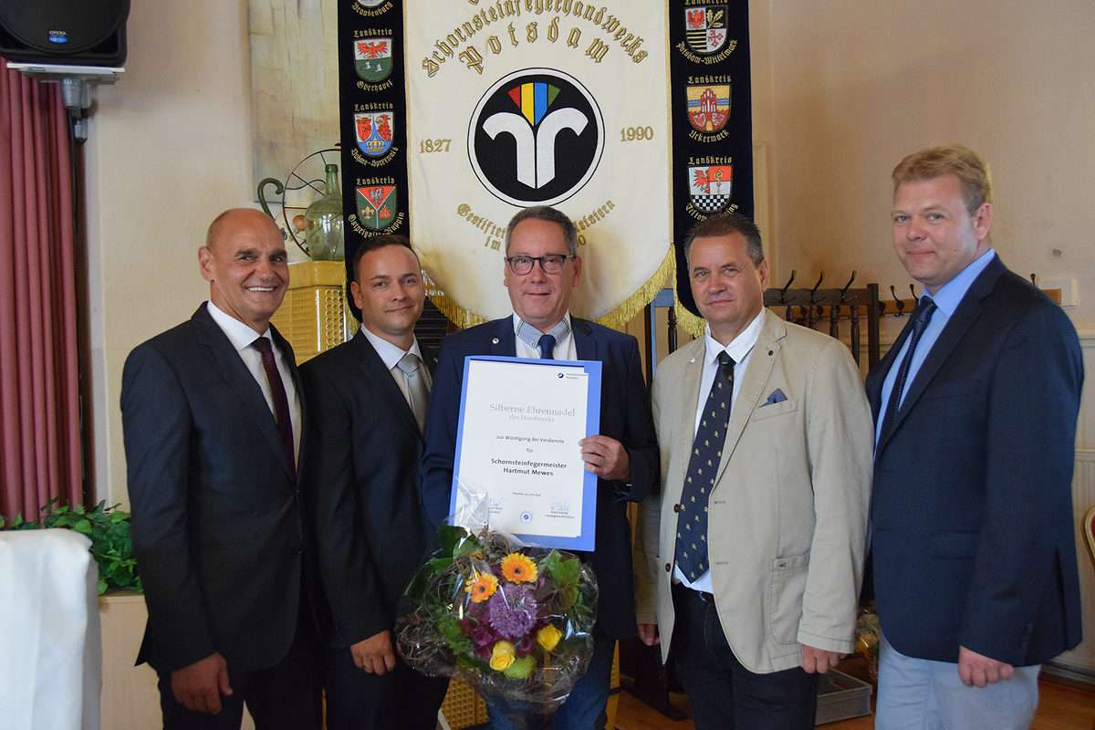Hartmut Mewes (2.v.l.) und Steffen Hölscher (3.v.l.) Hartmut Mewes (2.v.l.) und Steffen Hölscher (3.v.l.)