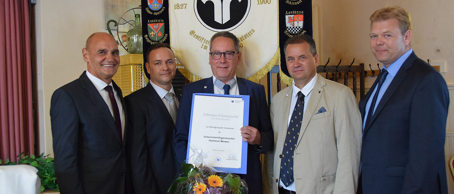 Hartmut Mewes (2.v.l.) und Steffen Hölscher (3.v.l.)