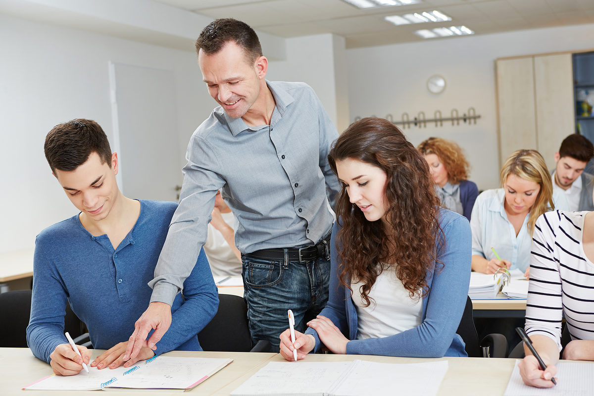 Lehrer hilft Schüler im Unterricht in der Schule Lehrer hilft Schüler im Unterricht in der Schule Schlagwort(e): Dozent, Studenten, Unterricht, Lehrer, lernen, Schüler, Frau, Mann, Universität, Team, Portrait, Gruppe, Gruppenarbeit, Schule, Kurs, Student, Bildung, Fachhochschule, Zusammenarbeit, Finger, zeigen, helfen, Frauen, Seminar, Workshop, Klassenraum, Gymnasium, Schulung, Mädchen, Akademie, freudig, Teamwork, lachen, Weiterbildung, Lehrgang, Azubi, Studiengang, Uni, College, Klassenzimmer, Klasse, studieren, Studium, Meeting, Ausbildung, Wissen, glücklich, multikulturell, Leute, dozent, studenten, unterricht, lehrer, lernen, schler, frau, mann, universitt, team, portrait, gruppe, gruppenarbeit, schule, kurs, student, bildung, fachhochschule, zusammenarbeit, finger, zeigen, helfen, frauen, seminar, workshop, klassenraum, gymnasium, schulung, mdchen, akademie, freudig, teamwork, lachen, weiterbildung, lehrgang, azubi, studiengang, uni, college, klassenzimmer, klasse, studieren, studium, meeting, ausbildung, wissen, glcklich, multikulturell, leute