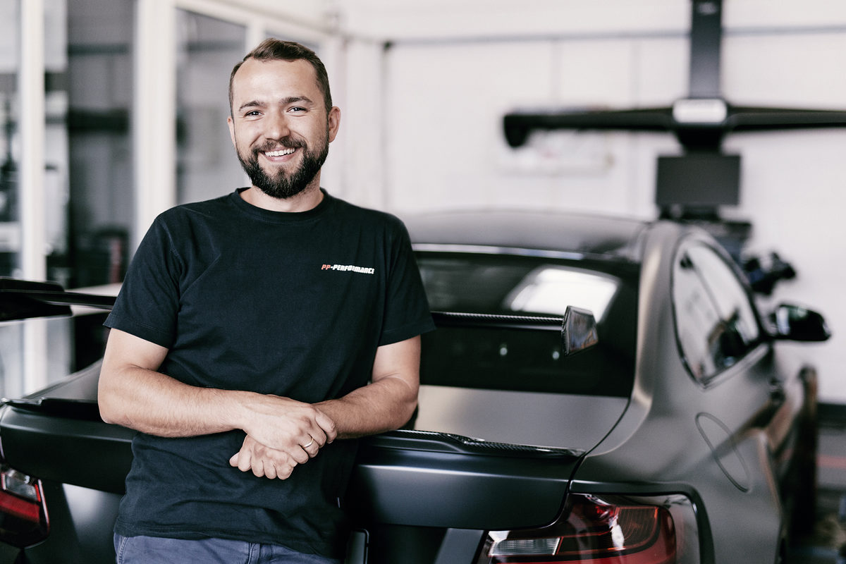 Das Handwerk ¿ Kampagnenbotschafter Jimmy Pelka: Im TV-Spot erzählt Freund und Geschäftspartner Salah Alamoudi aus Abu Dhabi den Werdegang von Kraftfahrzeugmechaniker Jimmy Pelka: Schon als kleiner Junge faszinierten ihn Autos, 2008 gründete er seinen eigenen Tuning-Betrieb, heute ist der 36-Jährige weltweit erfolgreich. Das Handwerk ¿ Kampagnenbotschafter Jimmy Pelka: Im TV-Spot erzählt Freund und Geschäftspartner Salah Alamoudi aus Abu Dhabi den Werdegang von Kraftfahrzeugmechaniker Jimmy Pelka: Schon als kleiner Junge faszinierten ihn Autos, 2008 gründete er seinen eigenen Tuning-Betrieb, heute ist der 36-Jährige weltweit erfolgreich. Schlagwort(e): Jimmy Pelka