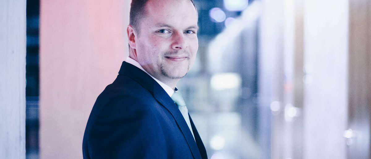 Der Präsident der Handwerkskammer Potsdam Robert Wüst Der Präsident der Handwerkskammer Potsdam Robert Wüst posiert am 20.11.2017 in der Brandenburgischen Landesvertretung Berlin für die Kamera des Fotografen. Foto: Friedrich Bungert