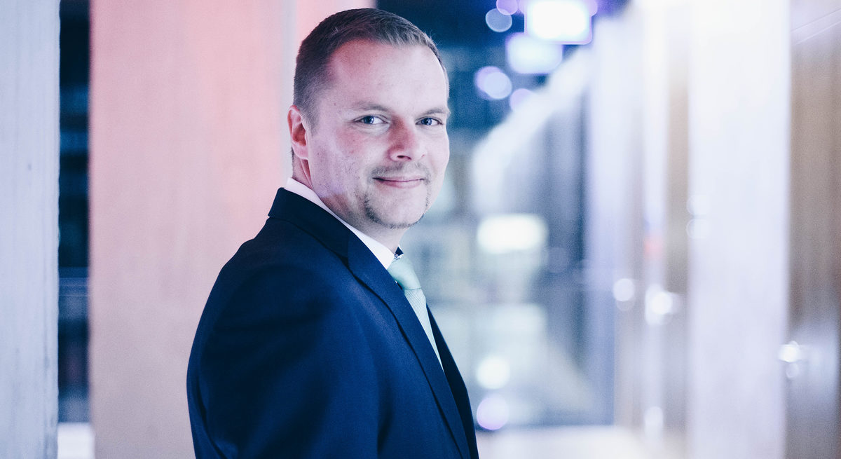 Der Präsident der Handwerkskammer Potsdam Robert Wüst Der Präsident der Handwerkskammer Potsdam Robert Wüst posiert am 20.11.2017 in der Brandenburgischen Landesvertretung Berlin für die Kamera des Fotografen. Foto: Friedrich Bungert
