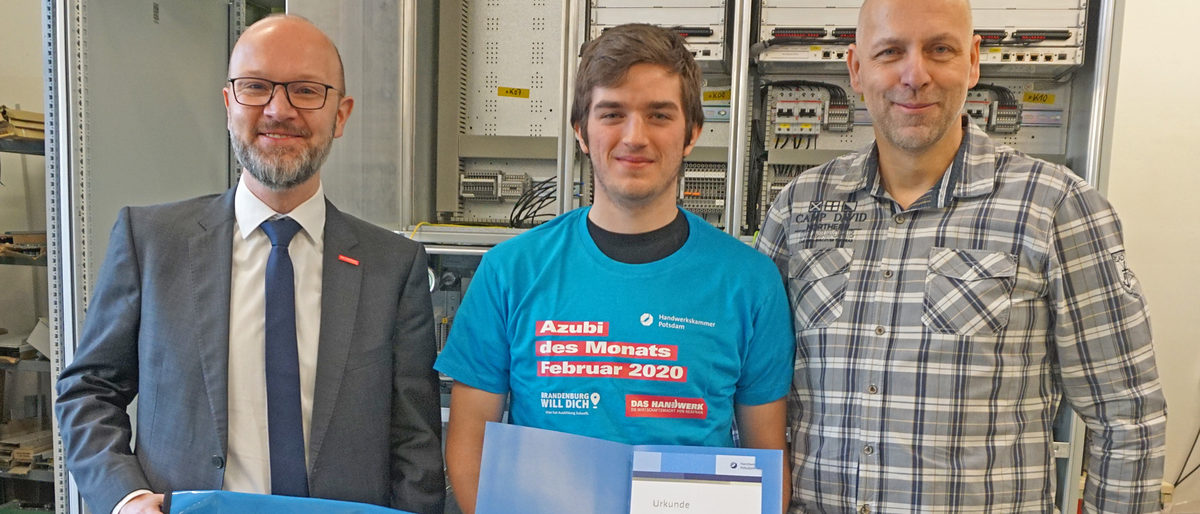 Herr Körner-Steffens von der HWK Potsdam gratuliert Herr Körner-Steffens von der HWK Potsdam gratuliert