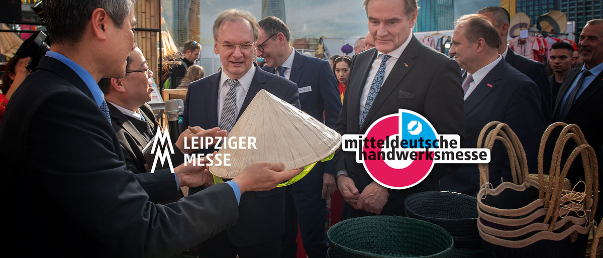 Vietnamesische Handwerkskunst beim Eröffnungsrundgang des Messedoppels Mitteldeutsche Handwerksmesse und HAUS-GARTEN-FREIZEIT Vietnamesische Handwerkskunst beim Eröffnungsrundgang des Messedoppels Mitteldeutsche Handwerksmesse und HAUS-GARTEN-FREIZEIT
