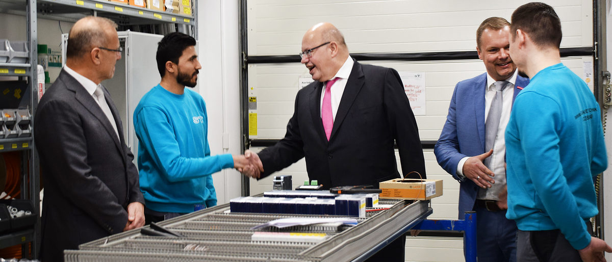 Peter Altmaier, Bundesminister für Wirtschaft und Energie trifft gemeinsam mit Robert Wüst, Präsident der HWK Potsdam (rechts) auf Mitarbeiter des Unternehmens ST Gebäudetechnik und dessen Geschäftsführer Andreas Neyen Peter Altmaier, Bundesminister für Wirtschaft und Energie trifft gemeinsam mit Robert Wüst, Präsident der HWK Potsdam (rechts) auf Mitarbeiter des Unternehmens ST Gebäudetechnik und dessen Geschäftsführer Andreas Neyen