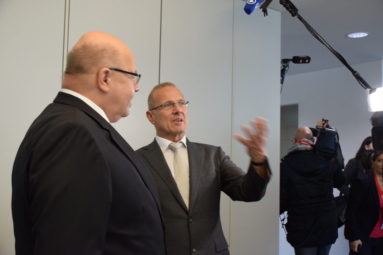 Andreas Neyen, Geschäftsführer der ST-Gebäudetechnik GmbH, im Gespräch mit Peter Altmaier zum Start des Fachkräfteeinwanderungsgesetzes