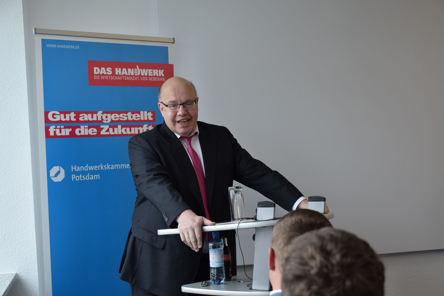 Bundeswirtschaftsminister Peter Altmaier spricht zu den Azubis der Firma ST-Gebäudetechnik GmbH 