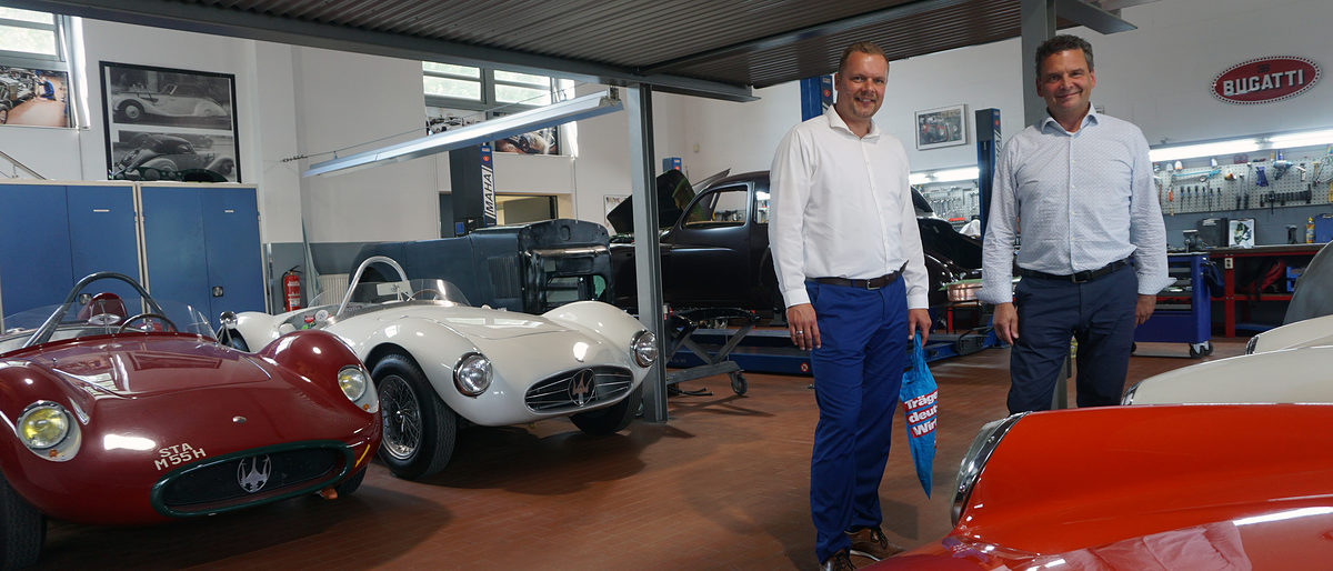 Karosserie- und Fahrzeugbauermeister René Große (r.) und Kammerpräsident Robert Wüst Karosserie- und Fahrzeugbauermeister René Große (r.) und Kammerpräsident Robert Wüst
