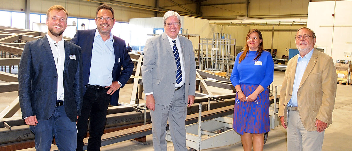Wissenschaftsministerin Manja Schüle und Wirtschaftsminister Jörg Steinbach (Mitte) zu Besuch bei Windeck Metallbau GmbH in Kloster-Lehnin, Geschäftsführer Oliver Windeck (2.v.r.) mit Senior Klaus (r) und Sohn Sebastian (l). OLYMPUS DIGITAL CAMERA
