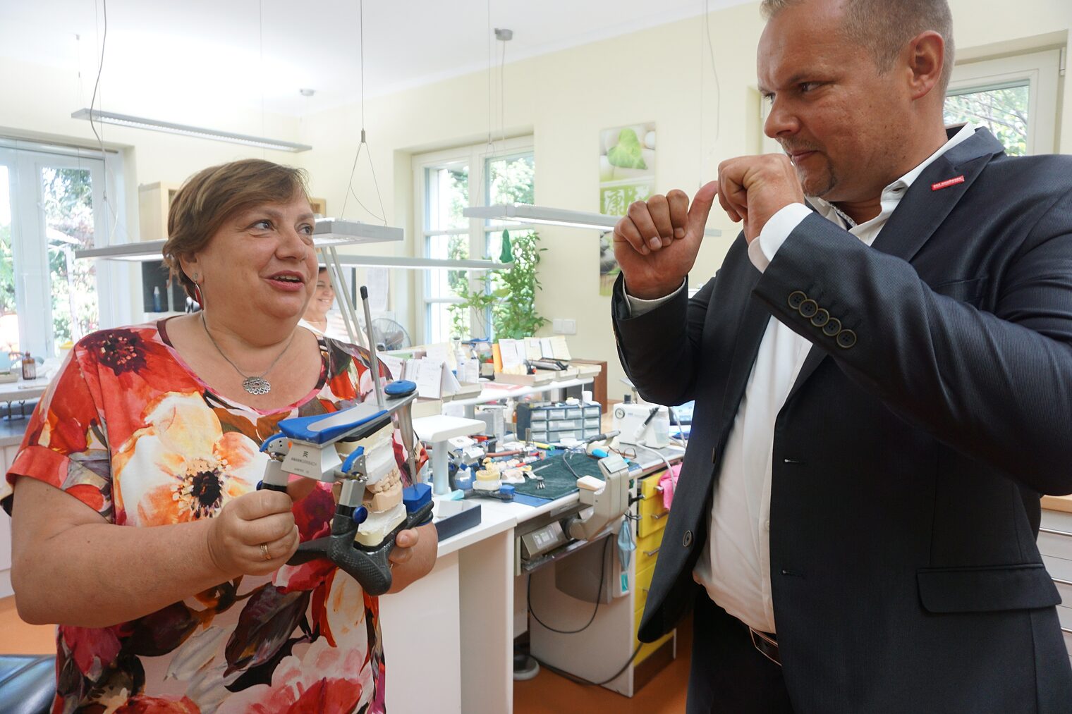 Zahntechniker-Meisterin Grit Lüscher mit Präsident Robert Wüst