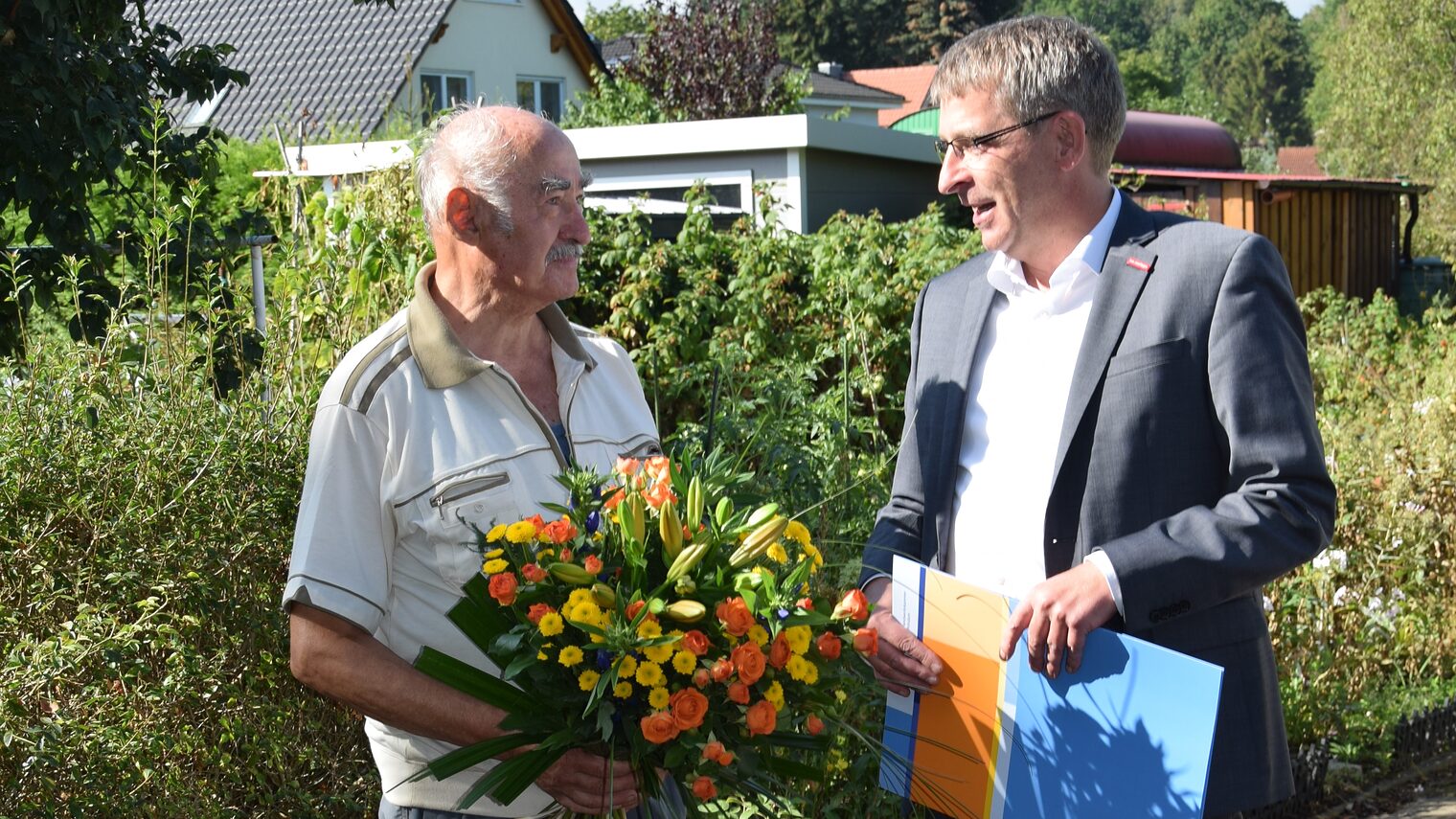 Hauptgeschäftsführer Ralph Bührig übergibt Malermeister Wolfgang Fiedler seinen Diamantenen Meisterbrief