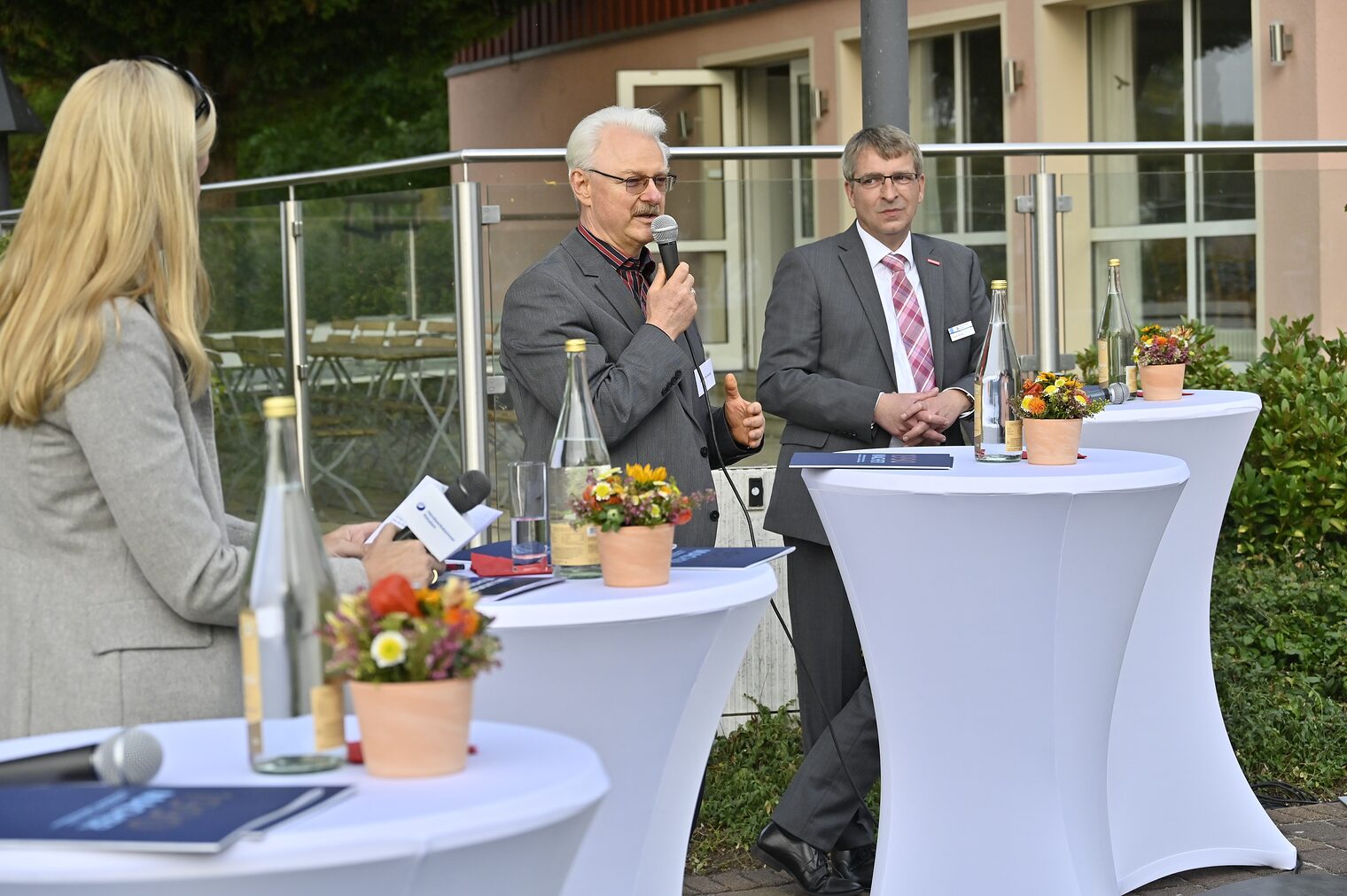 Im Interview: Jörg Dombrowski, Autor der Festschrift "1990. Macher" und Hauptgeschäftsführer Ralph Bührig Im Interview: Jörg Dombrowski, Autor der Festschrift "1990. Macher" und Hauptgeschäftsführer Ralph Bührig